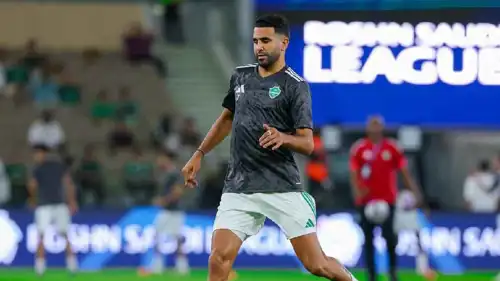 رياض محرز نجم الأهلي السعودي 