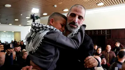 من مشاهد الإفراج عن الأسرى الفلسطينيين بالدفعة السادسة