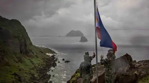 جنود فلبينيون يرفعون العلم