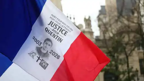 علم فرنسي كتب عليه "العدالة لكوينتين"