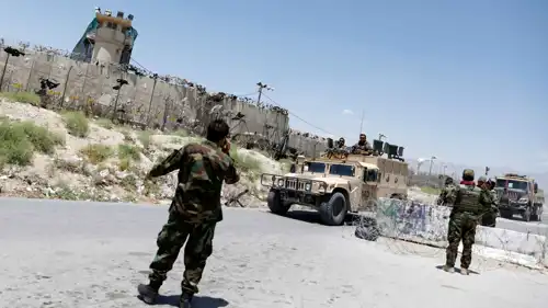 جنود أفغان أمام قاعدة "باغرام" الأمريكية