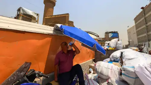 شخص يشرب المياه