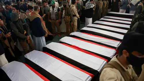 نعوش قتلى الحوثي الذين قُتلوا في الغارة الإسرائيلية