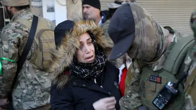 امرأة تناشد عنصراً في "هيئة تحرير الشام" خلال اقتحام منزلها