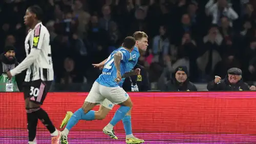 احتفال راسموس هويلاند نجم نابولي في مباراة يوفنتوس