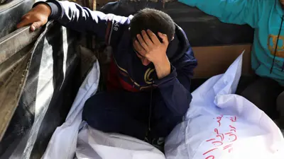 جثة أحد ضحايا الغارات الإسرائيلية 