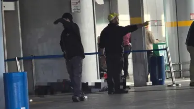 عناصر أمن إسرائيليين في موقع عملية الطعن في حيفا