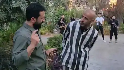 المتهم مع عناصر الأمن