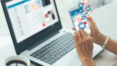 شخص يستخدم مواقع التواصل الاجتماعي