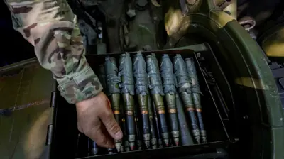 جندي أوكراني يتفحص أسلحة 