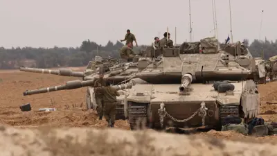 قوات الجيش الإسرائيلي تتخذ مواقعها على حدود إسرائيل مع قطاع غزة