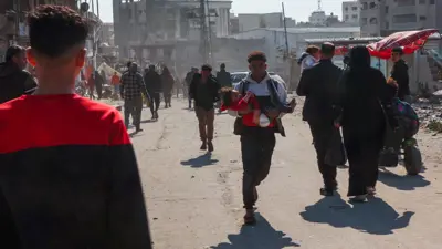 فلسطيني في غزة ينقل طفلة جريحة