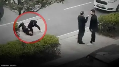 ابن يضرب والده بوحشية