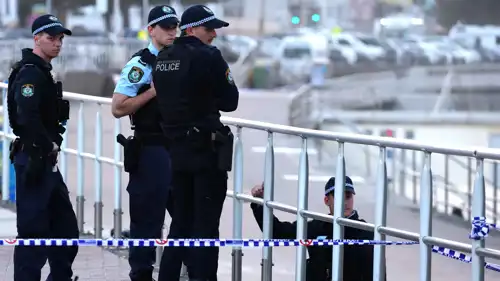 أفراد من الشرطة الأسترالية في محيط شاطئ بوندي حيث وقع الهجوم