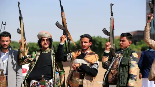 عناصر من الحوثيين يحملون السلاح بإحدى المدن اليمنية