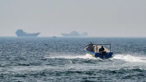  قارب وسفن تبحر في مياه مضيق هرمز