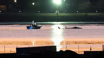 حطام الطائرة يطفو في نهر بواشنطن