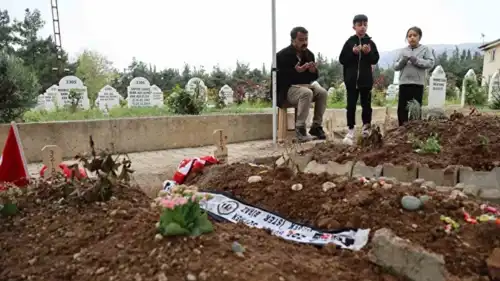 أحد قبور الطلاب