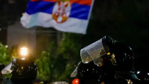 الأجهزة الأمنية وسط احتجاجات عارمة في صربيا.