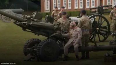 ملك بريطانيا يطلق مدفعا