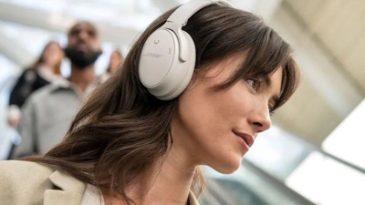 فتاة تضع سماعات على رأسها