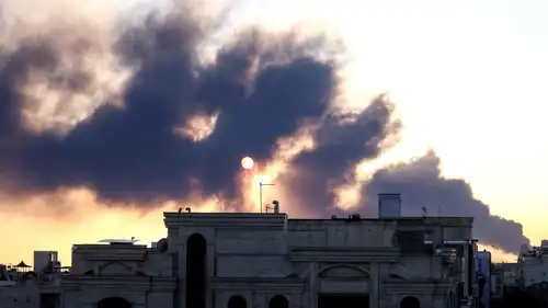 دخان متصاعد من إحدى الغارات على طهران