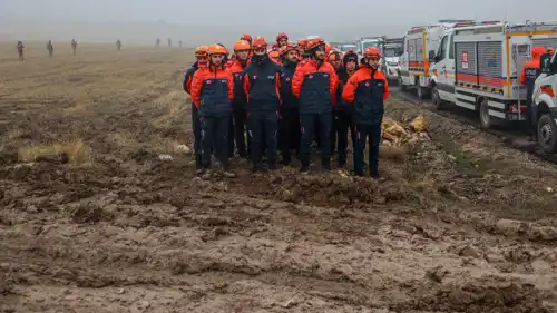 فرق الطوارئ في موقع الطائرة المنكوبة