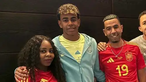 والد يامال مع نجله وزوجته السابقة