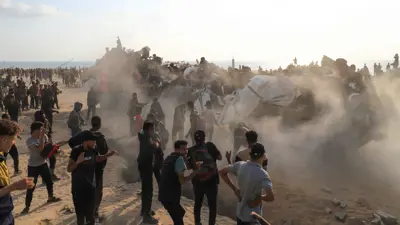 فلسطينيون يتجمعون لتلقي المساعدات