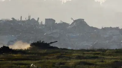 دبابة إسرائيلية وسط الركام في غزة