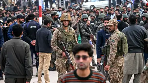 عناصر من الجيش الباكستاني في موقع الانفجار