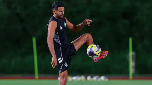 رياض محرز في تدريبات الأهلي السعودي