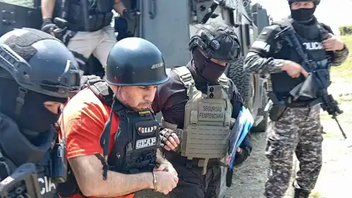 "فيتو" برفقة عناصر الشرطة لحظة تسليمه