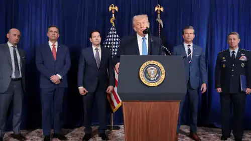 ترامب وفريقه في مؤتمر صحفي