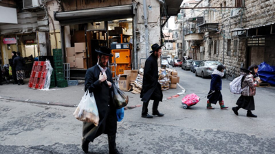 إسرائيلي يحمل مواد غذائية