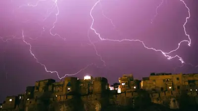 عواصف غير موسمية تضرب الهند ونيبال