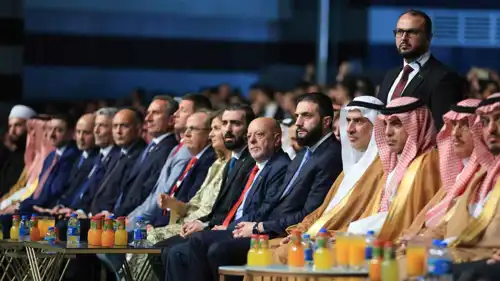 أحمد الشرع وعدد من المشاركين في معرض دمشق الدولي