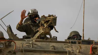 جنود إسرائيليون على ظهر دبابة عسكرية
