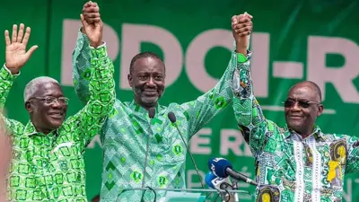  زعيم المعارضة في ساحل العاج تيجان ثيام  (وسط)