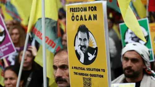 أكراد يلوحون بأعلام حزب العمال الكردستاني (PKK) وأعلام تحمل صورة زعيم الحزب عبد الله أوجلان