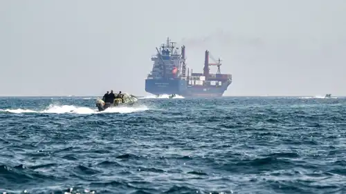 سفن تجارية تعبر مضيق هرمز