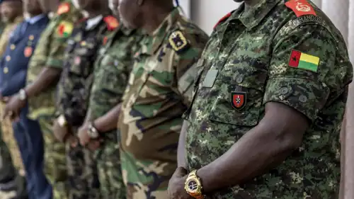 ضباط  في جيش غينيا بيساو خلال حفل أداء اليمين للحكومة الجديدة