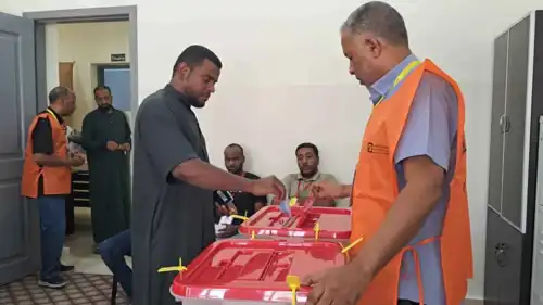 مواطن يدلي بصوته اليوم في الانتخابات البلدية