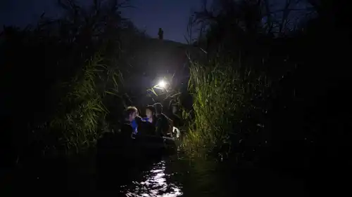 مهربون يحاولون تأمين عبور عائلة عبر أحد طرق الهجرة 