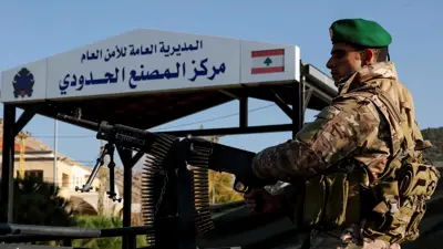أحد أفراد الجيش اللبناني على معبر المصنع بين لبنان وسوريا