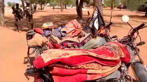 دراجات المسلحين عليها علم داعش ضبطها الجيش النيجري