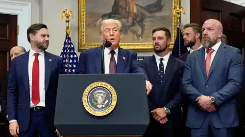 ترامب يتحدث للصحفيين