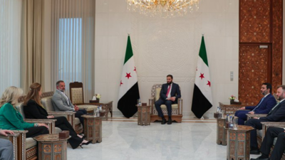 من لقاء الشرع بعضو الكونغرس في دمشق