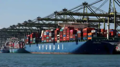 سفن حاويات راسية في سنغافورة