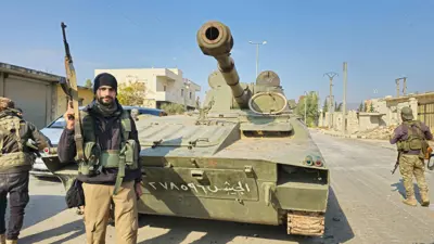 مسلحو الفصائل يستولون على مقر ودبابة للجيش السوري